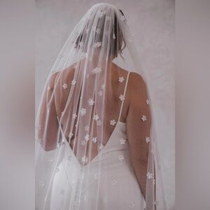 Made With Love brand Posie 3D floral wedding veil cathedral length White Floral